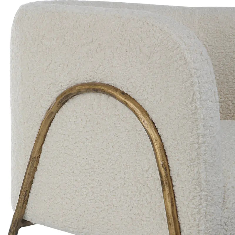 Fauteuil d'appoint en peau lainée blanc cassé - 27W x 28.5H x 27D
