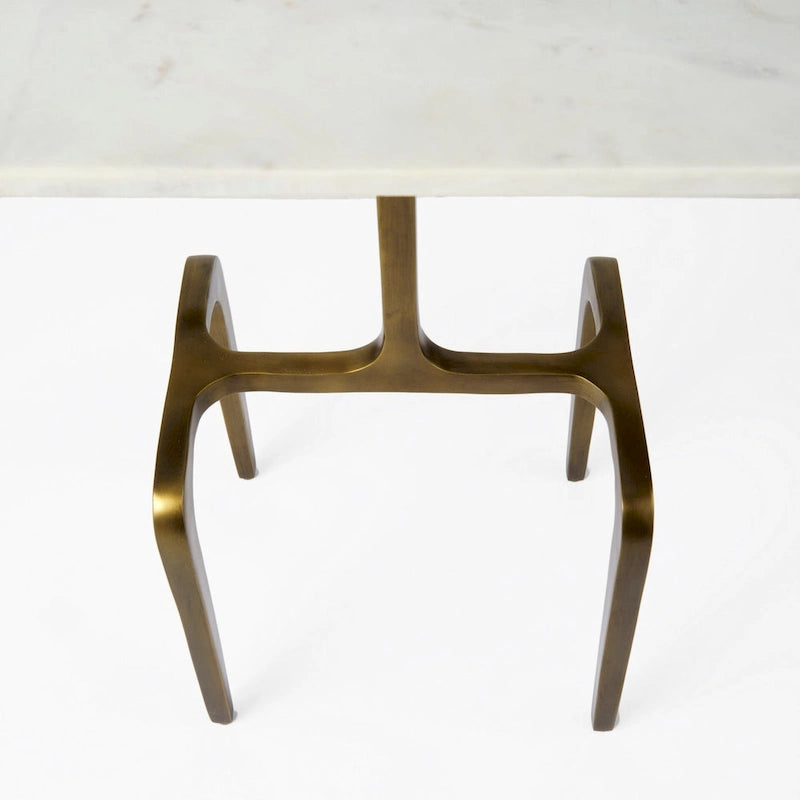 Table d’appoint rectangulaire avec plateau en marbre blanc et base en métal doré - 17.3L x 11.3W x 22.8H